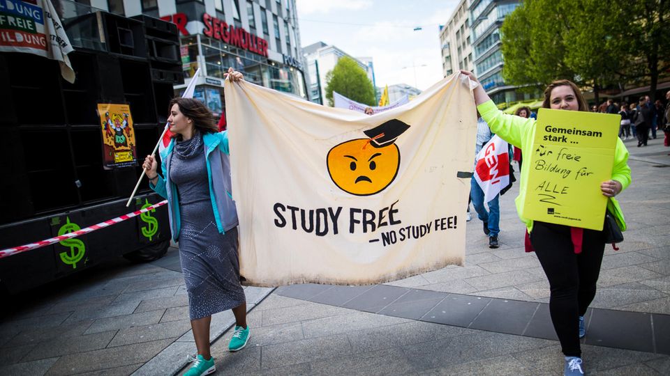 Demonstranten protestieren in der Stuttgarter Innenstadt gegen die Studiengebühren für Ausländer