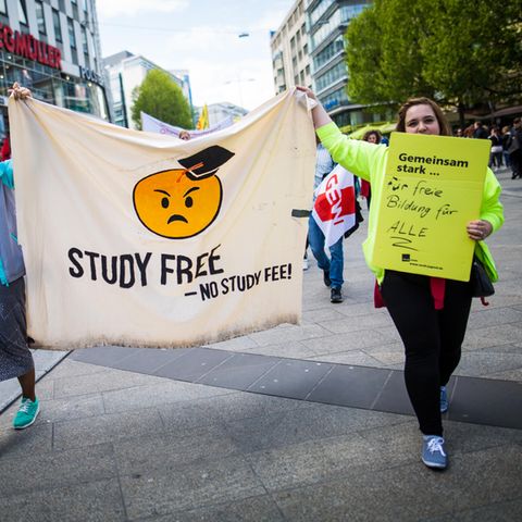 Demonstranten protestieren in der Stuttgarter Innenstadt gegen die Studiengebühren für Ausländer