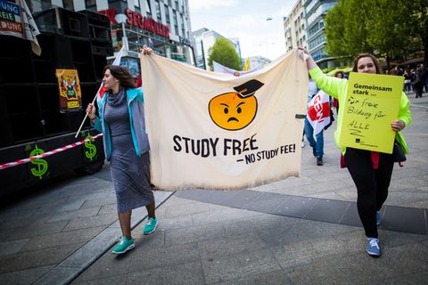 Demonstranten protestieren in der Stuttgarter Innenstadt gegen die Studiengebühren für Ausländer