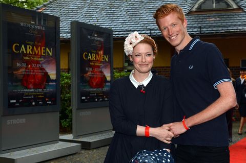 Enie van de Meiklokjes und Tobias Staerbo halten sich an der Hand