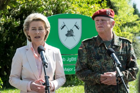 Verteidigungsministerin Ursula von der Leyen (l.) hat die Bundeswehr scharf kritisiert
