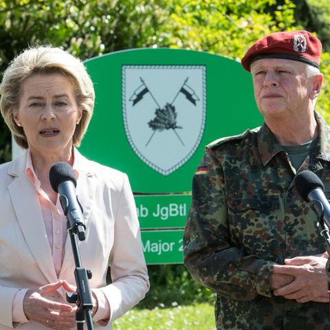 Verteidigungsministerin Ursula von der Leyen (l.) hat die Bundeswehr scharf kritisiert