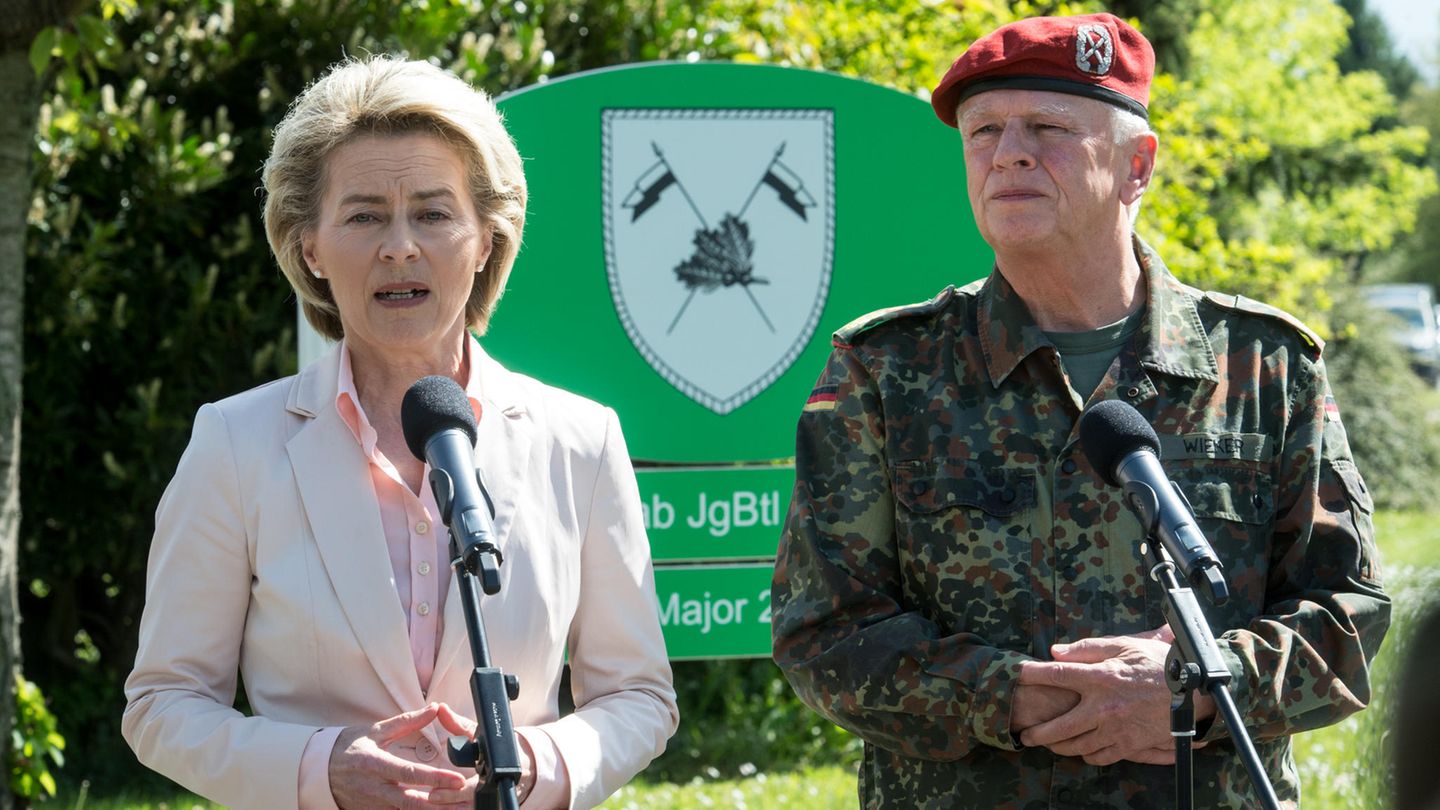 Verteidigungsministerin Ursula von der Leyen (l.) hat die Bundeswehr scharf kritisiert