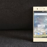 Das Sony Xperia XA1 steht aufrecht auf einer Couch