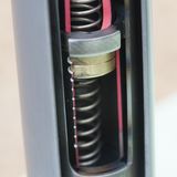 Die Zusatzdämpfer arbeiten bei Zug und bei Druck