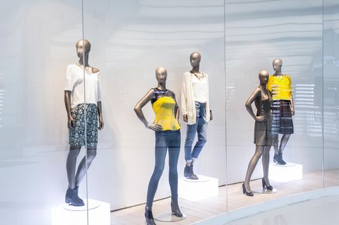 Fünf Schaufensterpuppen stehen in einem Schaufenster
