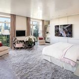 Die Luxus-Wohnung bietet vier Schlafzimmer und fünfeinhalb Badezimmer. Die Küche ist mit zwei Kühlschränken, vier Backöfen und drei Miele-Geschirrspülmaschinen ausgestattet.