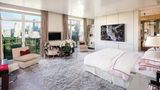 Die Luxus-Wohnung bietet vier Schlafzimmer und fünfeinhalb Badezimmer. Die Küche ist mit zwei Kühlschränken, vier Backöfen und drei Miele-Geschirrspülmaschinen ausgestattet.