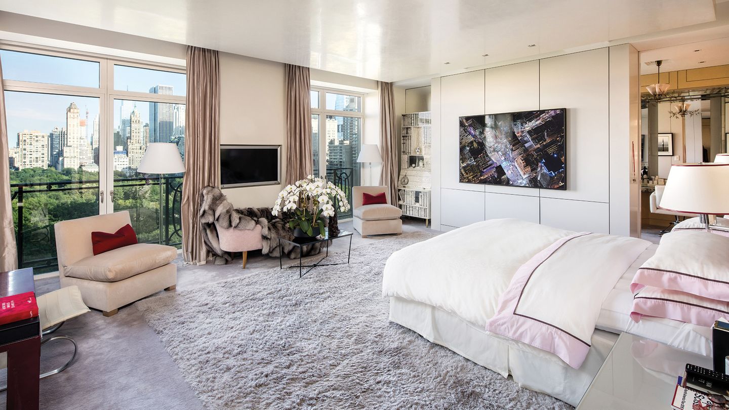 Die Luxus-Wohnung bietet vier Schlafzimmer und fünfeinhalb Badezimmer. Die Küche ist mit zwei Kühlschränken, vier Backöfen und drei Miele-Geschirrspülmaschinen ausgestattet.
