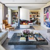 Im Wohnzimmer verbreiten ein offener Kamin und eingebaute Bücherregale gemütliche Atmosphäre. Hier lässt es sich aushalten - wenn man denn das nötige Kleingeld mitbringt.