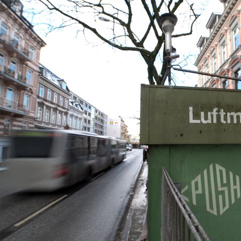 Seit Jahren werden in der Hansestadt die Grenzwerte für Stickstoffdioxid überschritten, jetzt sollen die ersten Straßen gesperrt werden.