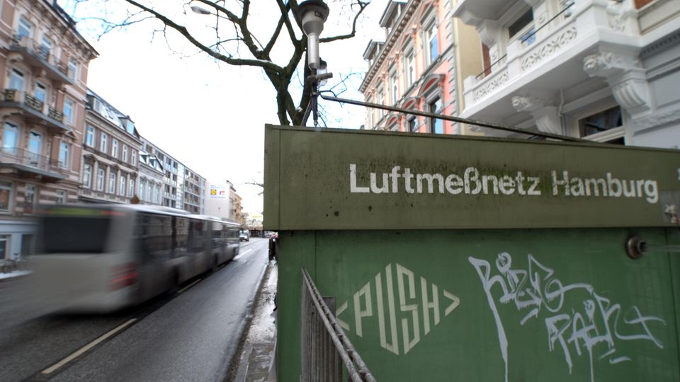 Seit Jahren werden in der Hansestadt die Grenzwerte für Stickstoffdioxid überschritten, jetzt sollen die ersten Straßen gesperrt werden.