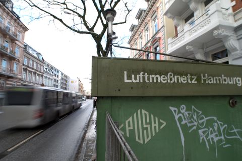 Seit Jahren werden in der Hansestadt die Grenzwerte für Stickstoffdioxid überschritten, jetzt sollen die ersten Straßen gesperrt werden.