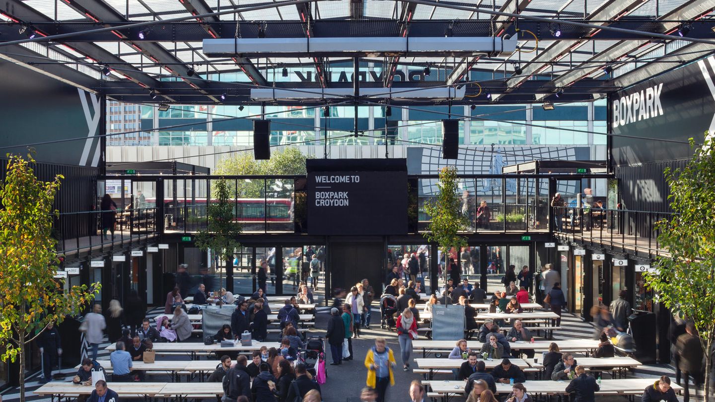 Die untere Ladengalerie wurde wurde aus den Containern errichtet.  Boxpark 