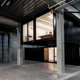 Sie grenzen "wohnliche" Arbeitsbereiche in einer großen Industriehalle ab.   Five AM