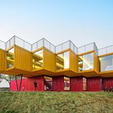 Dieses architektonische Meisterwerk kann in China bewundert werden. Hier wird die stabile Konstruktion der Container einmal für ein luftiges Ensemble ausgenutzt.  People’s Architecture Office