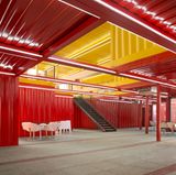 Die selbsttragenden Container benötigen lediglich ein Korsett aus Stahlträgern und schon kann man auch größere Hallen mit ihnen errichten.