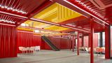 Die selbsttragenden Container benötigen lediglich ein Korsett aus Stahlträgern und schon kann man auch größere Hallen mit ihnen errichten.
