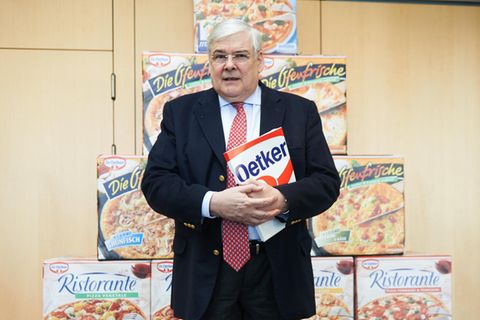 Richard Oetker, Urenkel des Fimengründers Dr. Oetker, präsentiert Firmenprodukte
