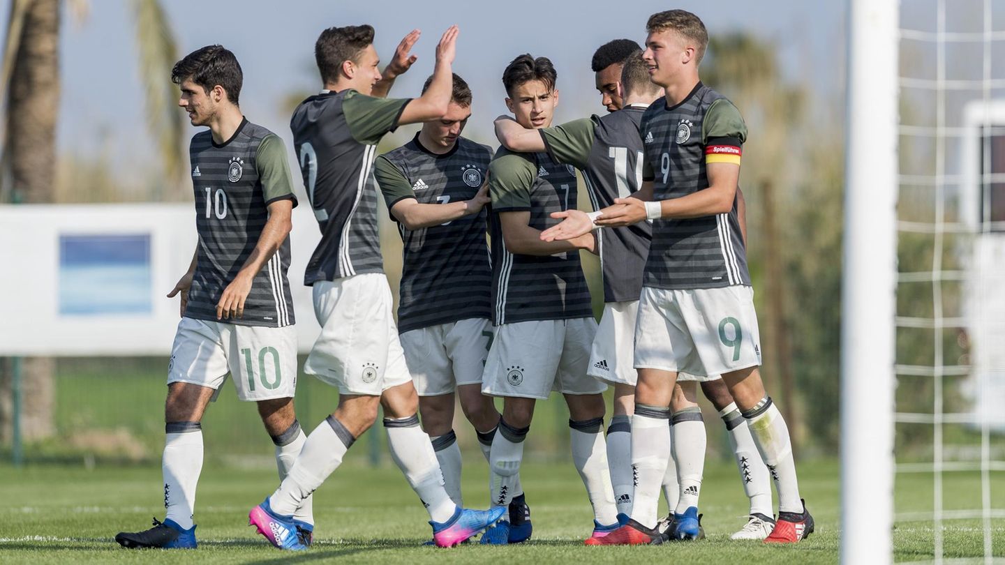 Die deutsche U17-Nationalmannschaft um Jann-Fiete Arp (r.) jubelt