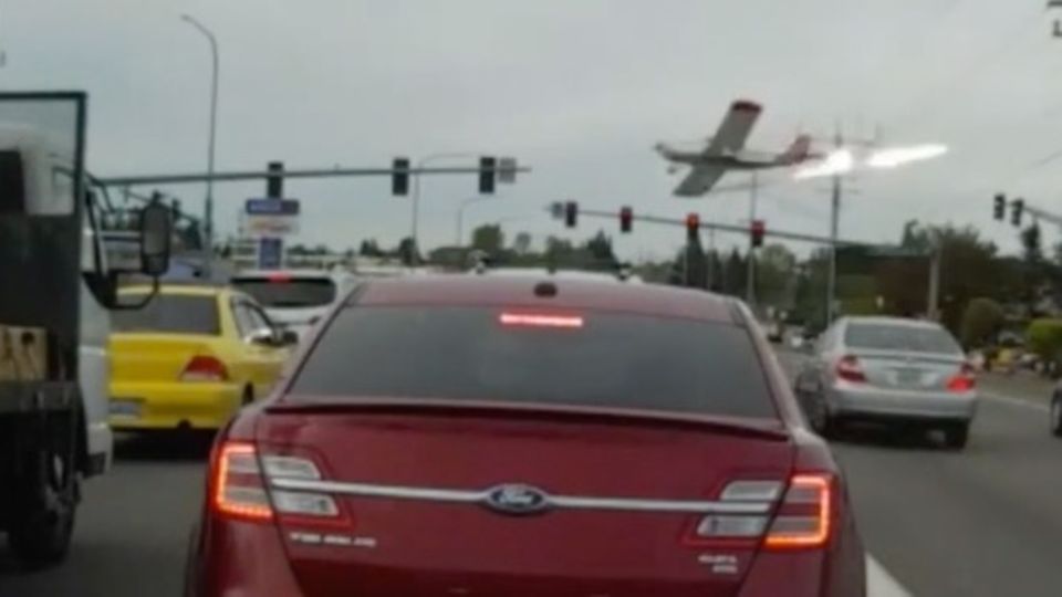 Unfassbare Aufnahmen: Flugzeug streift bei Bruchlandung Autos auf mehrspuriger Straße