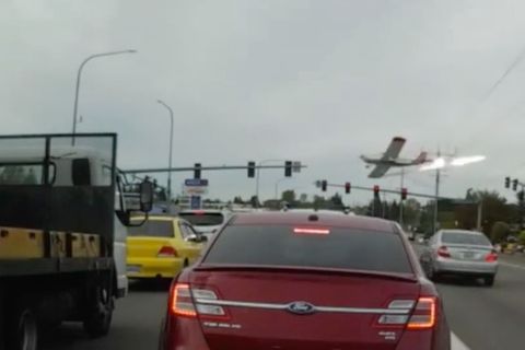 Unfassbare Aufnahmen: Flugzeug streift bei Bruchlandung Autos auf mehrspuriger Straße