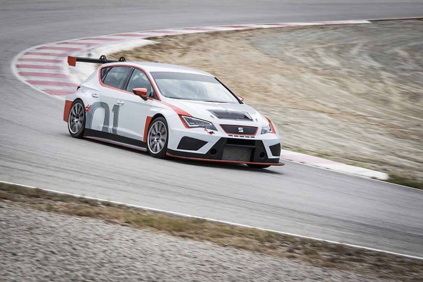 Der Seat Leon Cup Racer 2017 unterwegs auf der Rundstrecke bei Castellolí