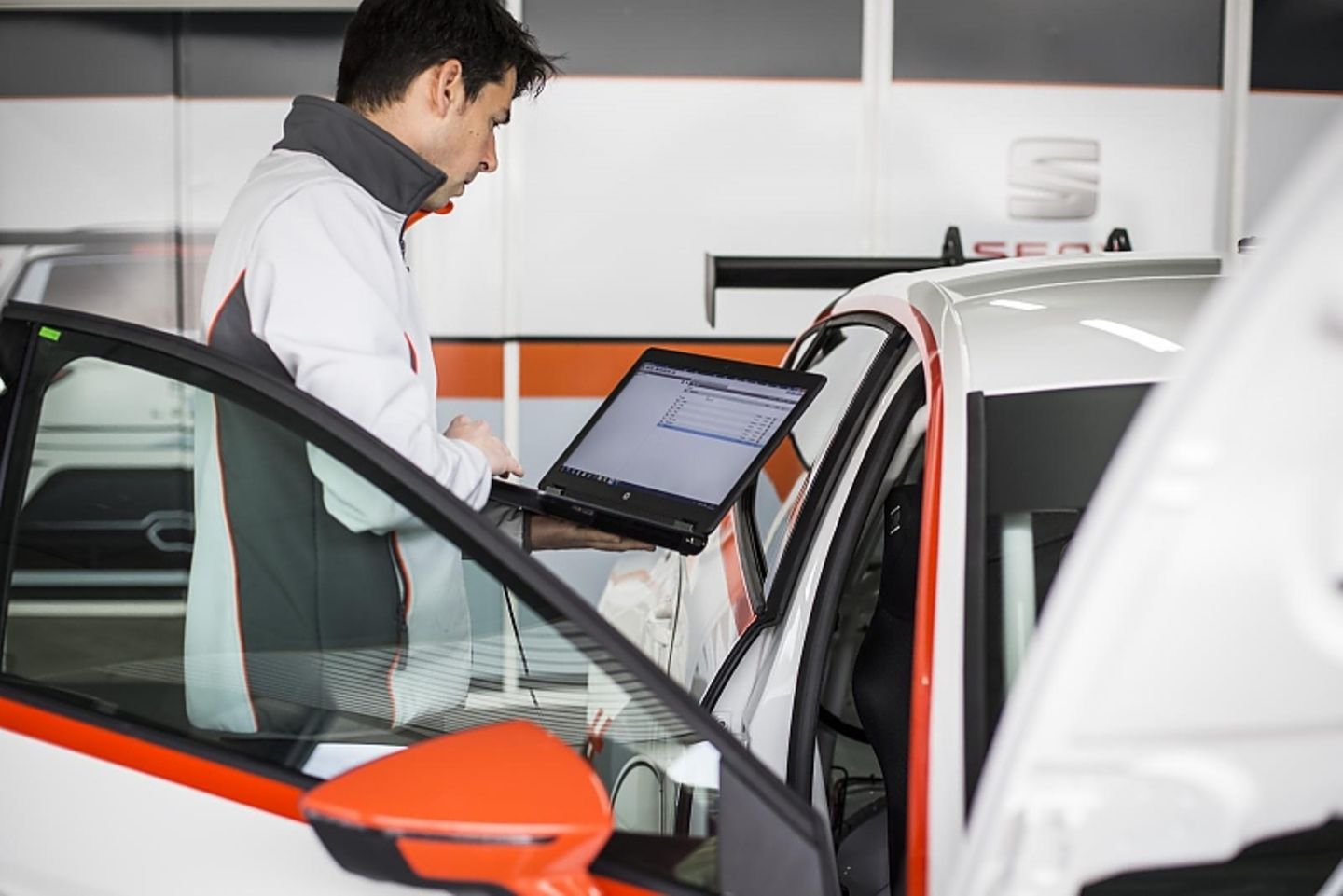 Per Software wird der Seat Leon Cup Racer 2017 präzise eingestellt
