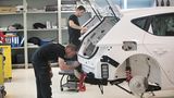 Jeweils fünf Seat Leon Cup Racer 2017 werden gleichzeitig montiert