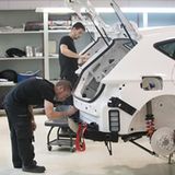 Jeweils fünf Seat Leon Cup Racer 2017 werden gleichzeitig montiert