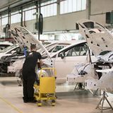 Fünf Seat Leon Cup Racer werden parallel montiert