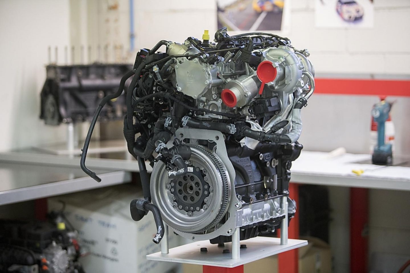 Der Motor vom Band wird vor dem Einbau komplett auseinander genommen Seat Leon Cup Racer 2017