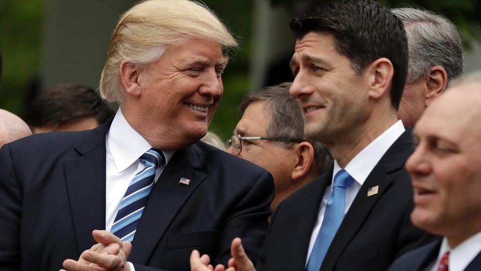 Donald Trump und Paul Ryan haben die Gesundheitsreform doch noch durch das Repräsentantenhaus bekommen