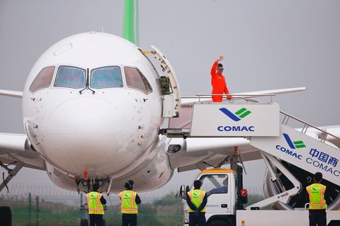 Jungfernflug in China: Ein Crewmitglied winkt nach erfolgreichem Flug mit dem Passagier-Jet