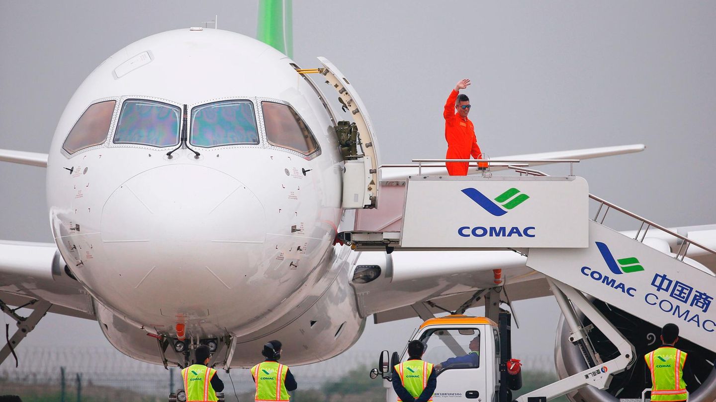 Jungfernflug in China: Ein Crewmitglied winkt nach erfolgreichem Flug mit dem Passagier-Jet