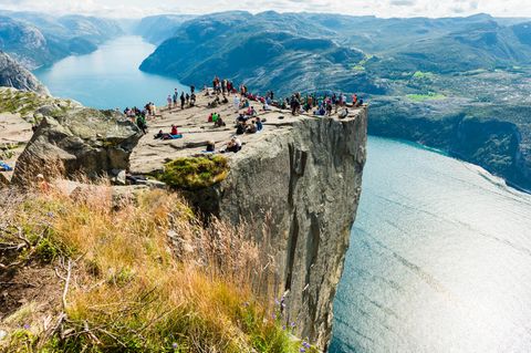 Besucher auf dem Preikestolen in Norwegen