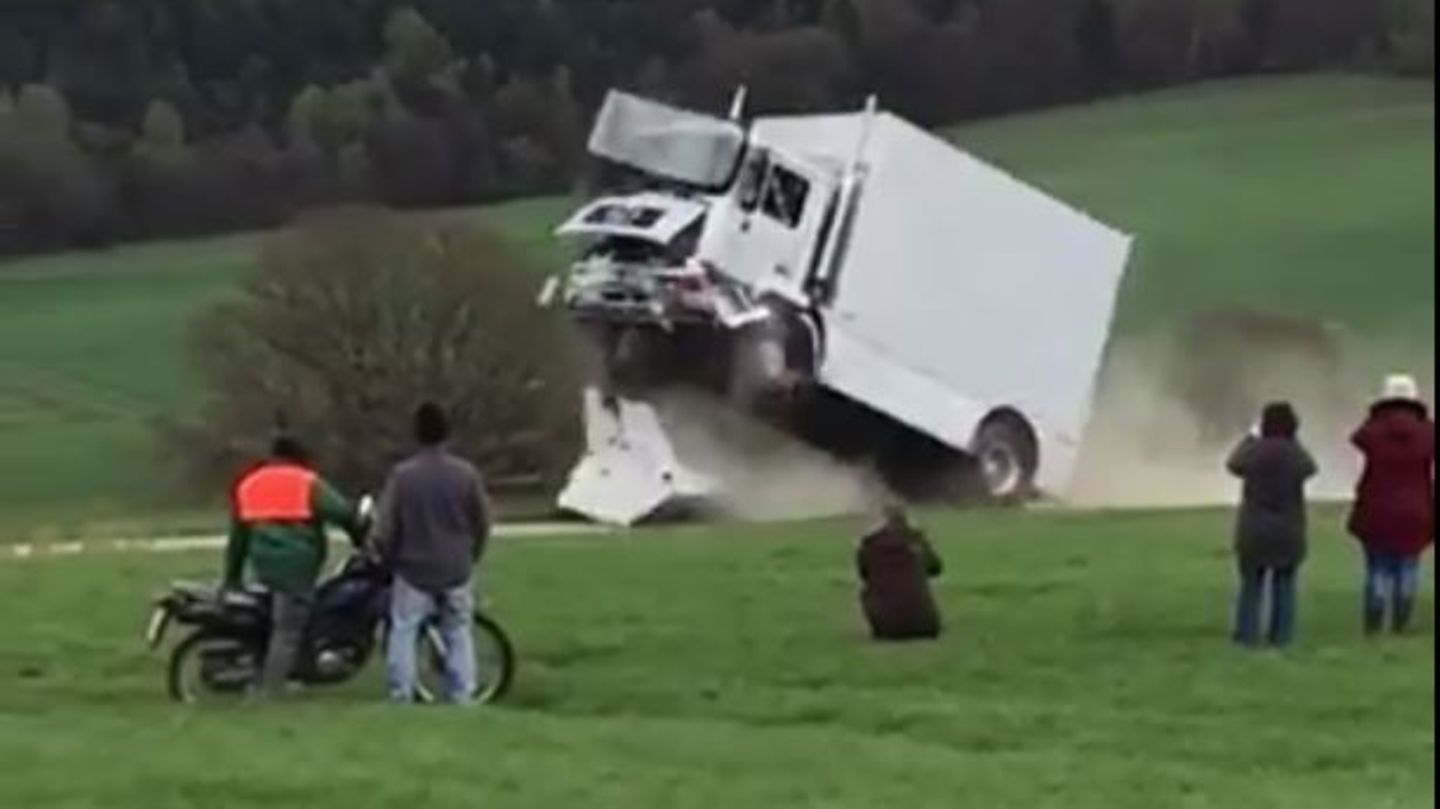 Amateuraufnahmen zeigen, wie der Lkw auf die Anti-Terror-Sperre prallt
