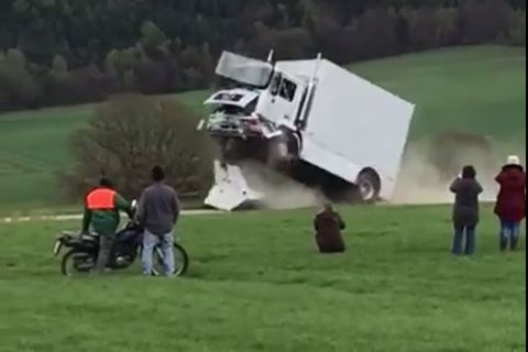 Amateuraufnahmen zeigen, wie der Lkw auf die Anti-Terror-Sperre prallt