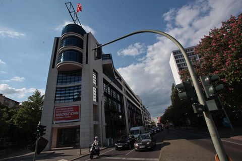 Die SPD-Zentrale in Berlin (Archivbild): Was weiß die Parteiführung über die zweifelhaften "Rent-a-Sozi"-Geschäfte?