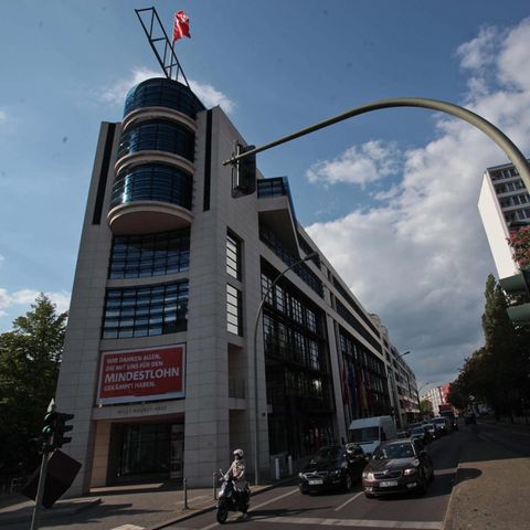 Die SPD-Zentrale in Berlin (Archivbild): Was weiß die Parteiführung über die zweifelhaften "Rent-a-Sozi"-Geschäfte?