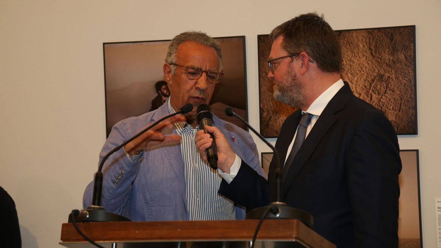 Burhan Ozbilici im Gespräch mit Christian Krug bei der Ausstellungseröffnung.