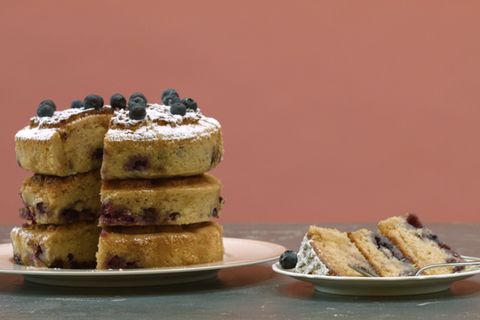 Blaubeer-Waffel-Kuchen: Warum Waffeln oder Kuchen, wenn auch beides geht?