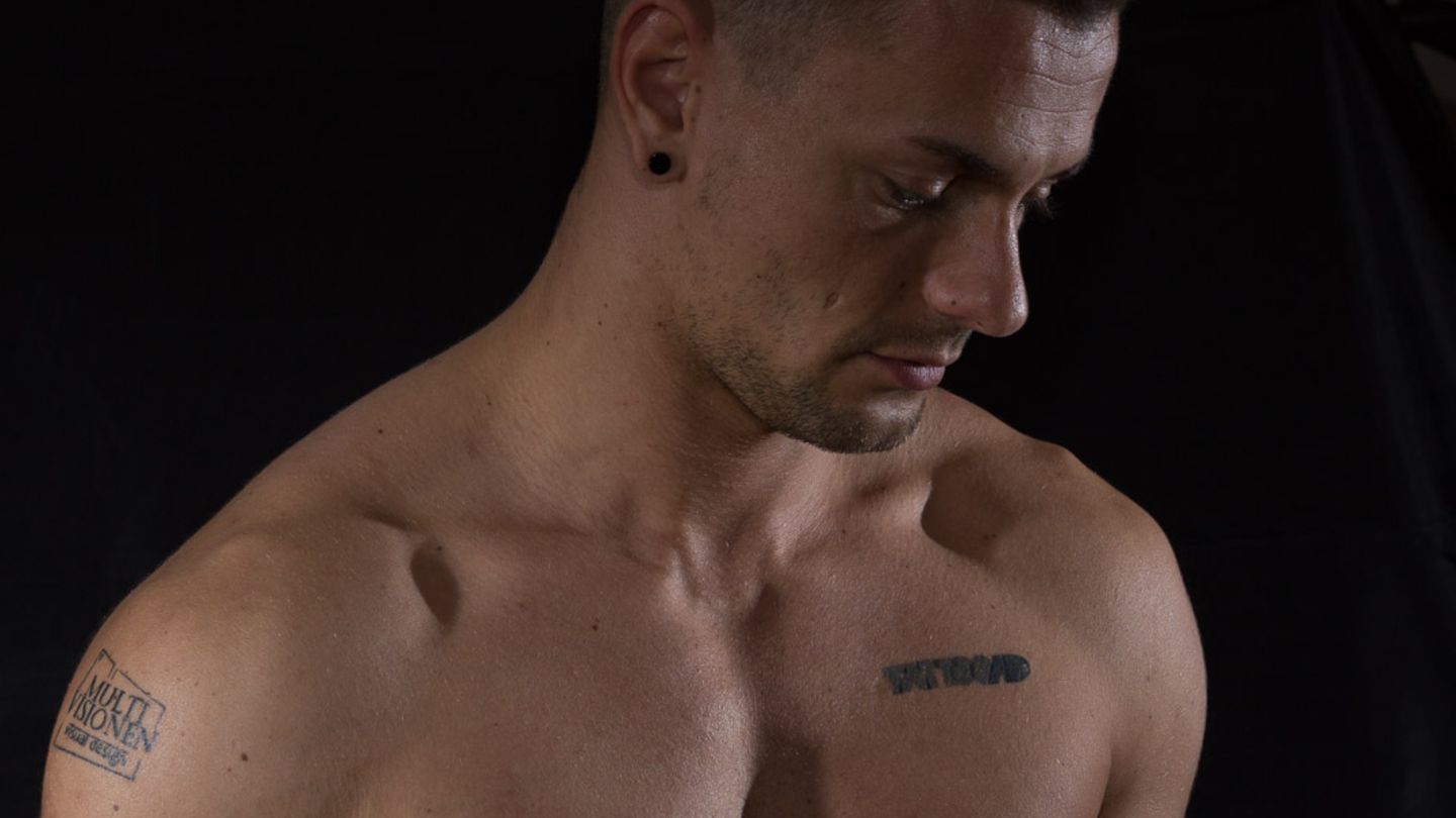 Tino Krause will mit seinem Körper Geld verdienen: Drei Firmen haben ihre Logos bereits als Tattoos verewigen lassen.