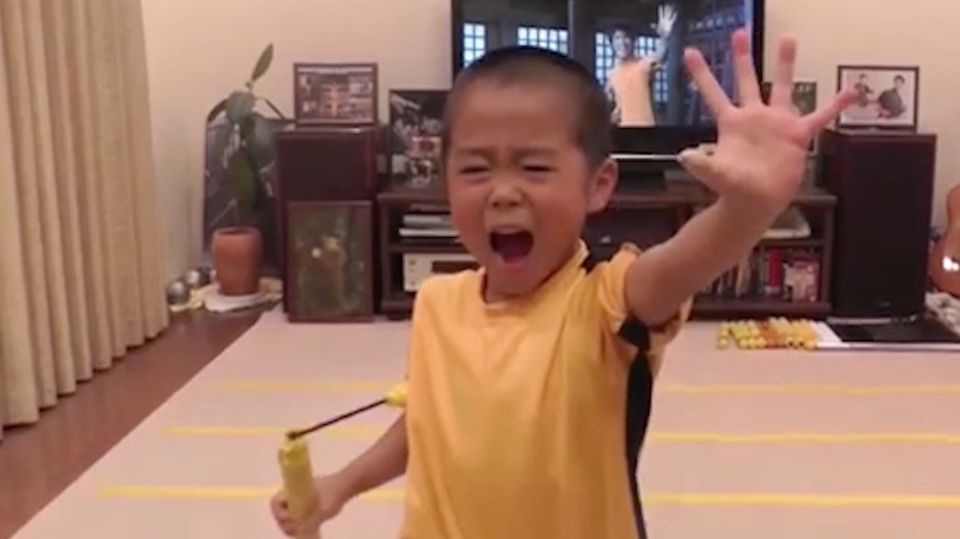 Nunchaku-Künstler: Dieser Junge kämpft so präzise wie Bruce Lee