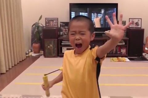 Nunchaku-Künstler: Dieser Junge kämpft so präzise wie Bruce Lee