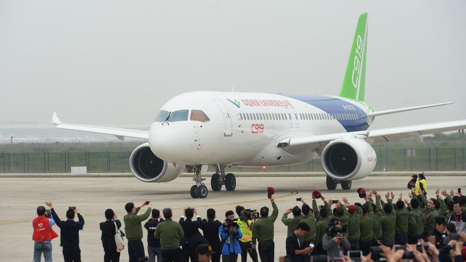 Konkurrenz für Boeing und Airbus: China liefert erstmals selbst entwickeltes Passagier-Flugzeug aus