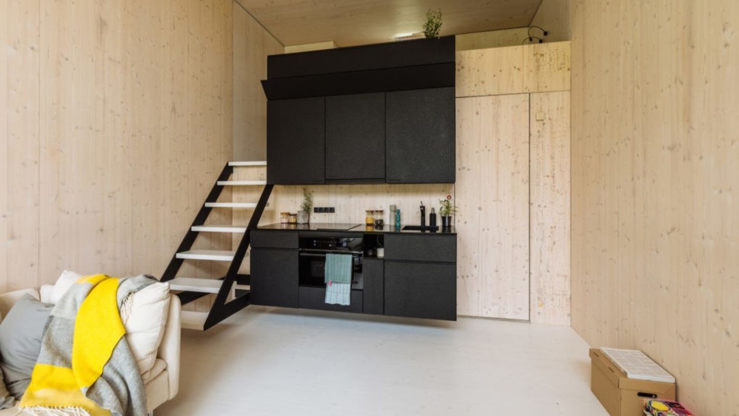 Unter dem "Hochbett" liegt die Küchenzeile. Dahinter Schränke und Bad.