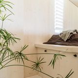 Unter dem Bett liegt weiterer Stauraum, über der Matratze gibt es keine Stehhöhe mehr.