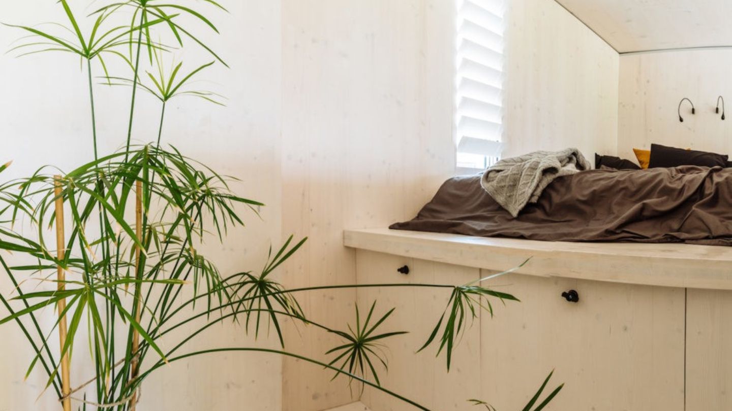 Unter dem Bett liegt weiterer Stauraum, über der Matratze gibt es keine Stehhöhe mehr.