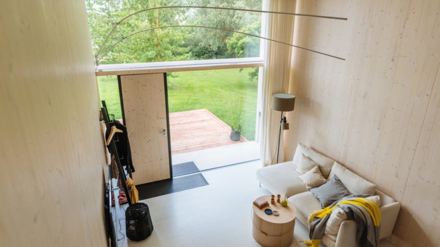 Fenster und Licht lassen das Gebäude großzügig wirken.